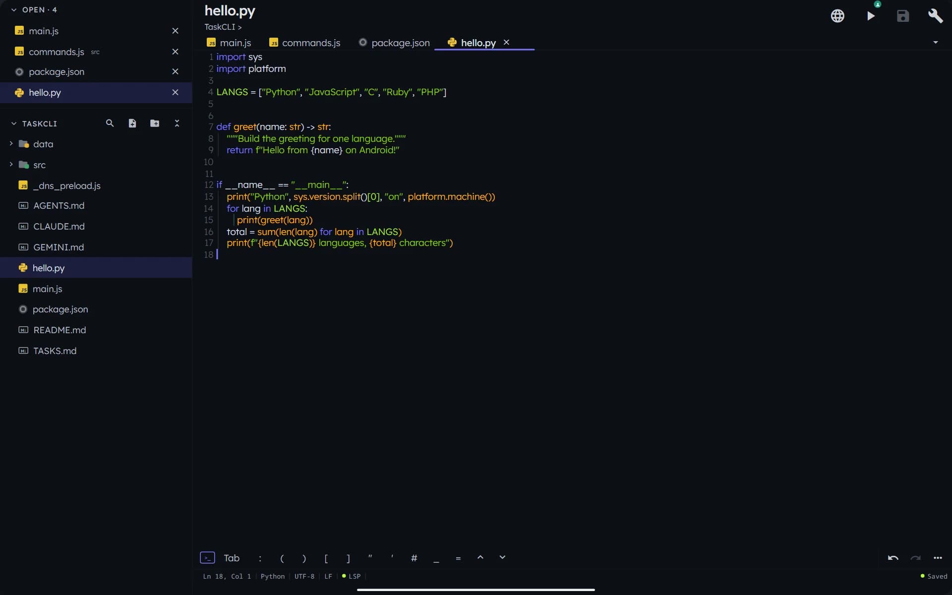 平板上的 PocketCode:打开 hello.py 的代码编辑器、项目文件和运行按钮